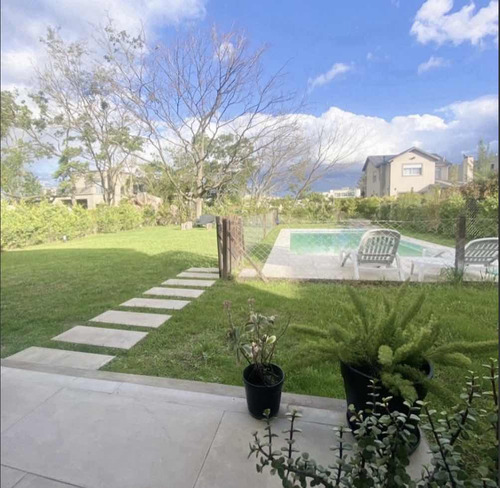 Venta De Excelente Casa. Barrio Santa Elena, Pilar Del Este