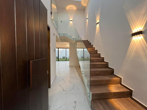 Lomas Residencial Casa Nueva 3 Recámaras Cada Una Con Baño, Jardín Y Terraza, Lista Para Estrenar.