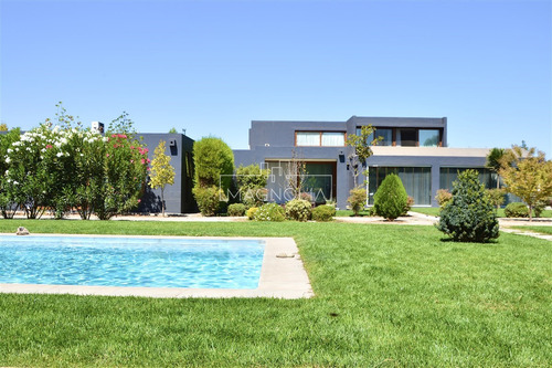 Casa En Venta De 7 Dorm. Mas Servicios En Chicureo Poniente
