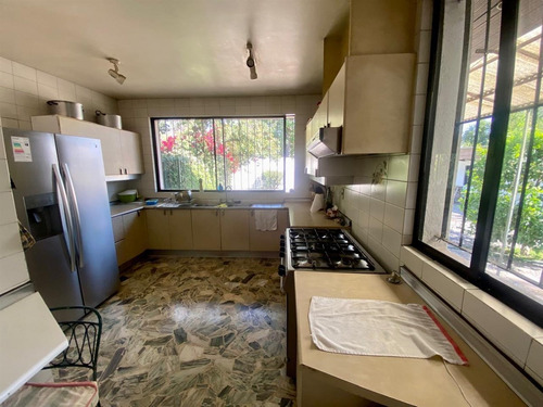 Casa En Venta De 5 Dorm. En Vitacura