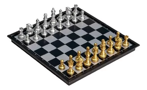 Jogo de xadrez, coloque o tabuleiro esperando para jogar em peças de ouro e  prata