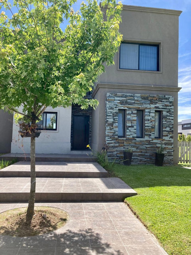 Casa En Venta Nordelta Barrio Tipas Con 4 Dormitorios Uno En Suite C/vestidor Galería Con Parrilla, Pileta Y Pque. Tipas: Lago Tenis Basquet Futbol 2 Sum Club House Piscina Parrilla Voley Juegos Niños