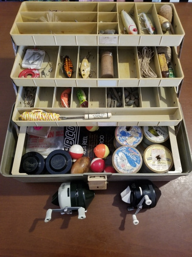 Caja De Pesca Antigua Plano Con Señuelos Y 2 Carretes Zebco (Usado)