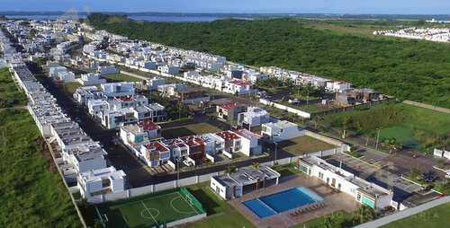Casa En Venta En Fraccionamiento Lomas De La Rioja, Veracruz - 3 Recámaras Con Baño Privado, Jardín Y Cochera Techada Para 2 Autos