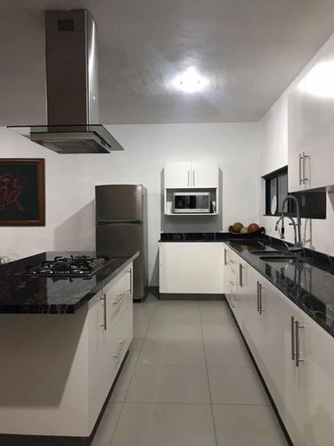 Casa De 3 Recámaras 3 Baños Completos Y Un Medio Baño