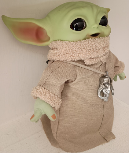 Muñeco Baby Yoda Star Wars Con Accesorio Mattel 28cm (Usado)