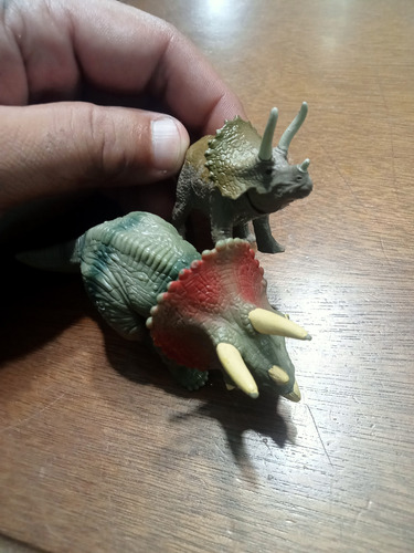2 Mini Dinosaurios Jurassic World Triceratops (Usado)