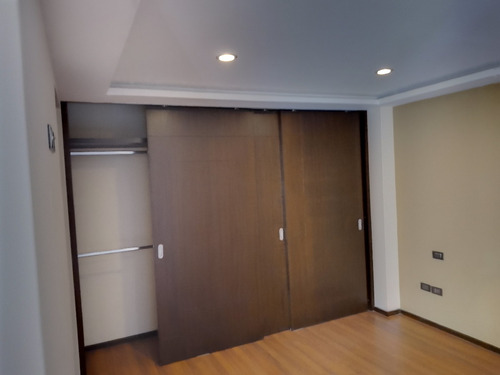 Renta Exclusivo Departamento, Amplio, Cómodo, Bien Ubicado Y De Lujo, Con Terraza, 3 Recámaras Con Closet Y Baño Cada Una, Solo 3 Unidades, Tercer Nivel Premium, Renta Ejecutiva, Cocina Integral.
