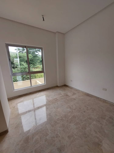 Julian Acosta. Vende Exclusivo Town House, Cumbres De Guataparo