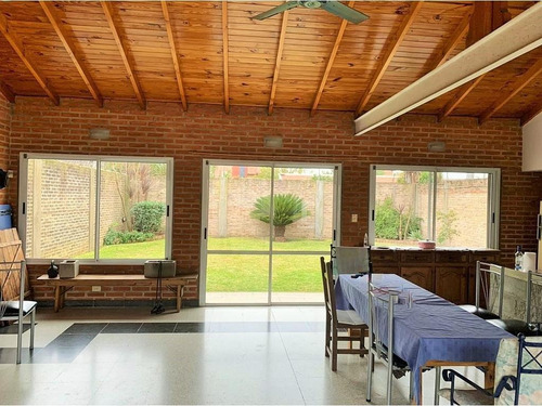 Imagen 2 de 14 de Casa Con Pileta Y Amplio Parque - Luis Guillon