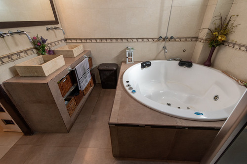 Casa · Venta · 5 Ambientes · Barrio Naon · Mataderos · Piscina · Cochera · Jardín · Playroom
