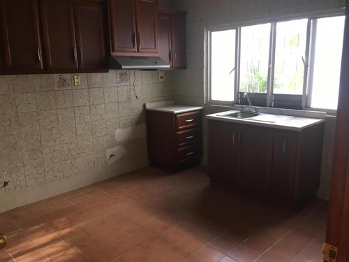 Casa En Renta En León, Moderno León, Gto.oficinas O Consultorios Puede Ser Con Jardin De 160m2