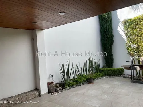 Casa Con Cuarto De Servicio, 4 Recámaras, Área De Tv. Cumbres Del Lago - Venta Rah2204
