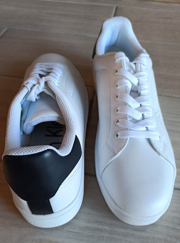 Tenis Calvin Klein Mod. Cmleto-r Talla 28.5 Color Blanco Detalle En Talon Color Negro
