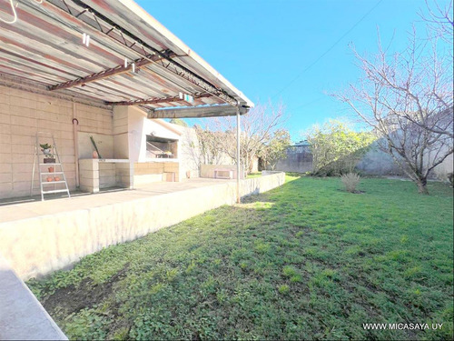 Venta Casa Padrón Único, En Curva De Maroñas, Dos Dormitorios, Jardín, Gran Patio Semi Techado Con Parrillero Y Lugar Para Auto Al Frente