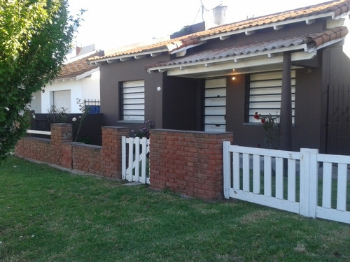 Imagen 1 de 14 de Casa De 3 Ambientes, Con Patio Y Parrilla