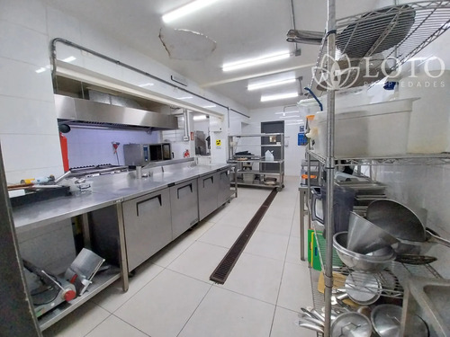 Se Arrienda Local Comercial En Barrio Turístico Consolidado.