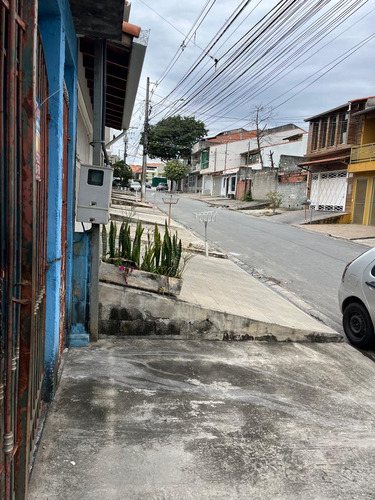 Casa Com 01 Suíte, Cozinha, 01 Banheiro Social E Lavanderia