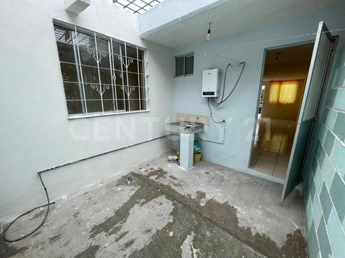 Casa En Venta Sobre Avenida Gandhí, San Juan Del Río, Querétaro.