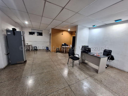 Raiza Suárez Vende Edificio Comercial Ubicado En La Av Libertador De Barquisimeto 2 5 4 5 6 En Zona De Alto Tráfico Peatonal Y Vehicular Cercanos A Comercios Y Transporte Público.