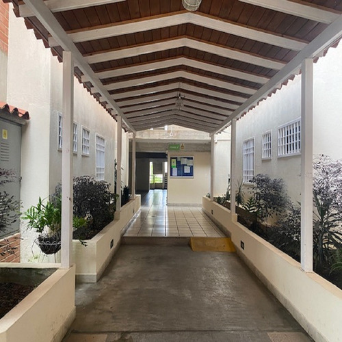 Imagen 2 de 13 de Acogedor Apartamento En Venta De 69m2, En La Urbanización Maravilla.