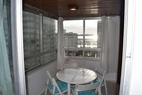 Cerca De La Zona Del Puerto Con Amplio Living Comedor- Ref: 5707