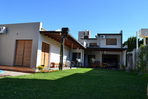 Casa En Venta - 4 Dormitorios 4 Baños - 520 Mts2 - General Alvear