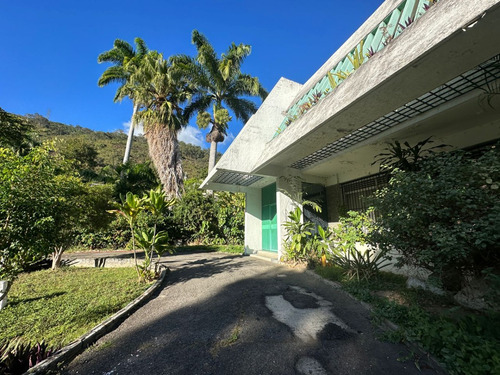 Vendo Casa De Oportunidad Ubicada En La Calle El Estanque, Country Club Caracas Municipio Libertador, Con Área 1180m2 T. 700m2 C.