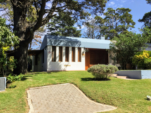 Excelente Casa Zona Golf, 3 Dormitorios 3 Baños Cochera Quincho Cerrado Parrilla Hermoso Parque