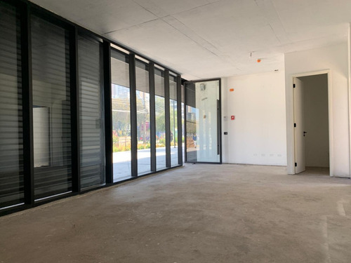 Local Comercial Nuevo: 47/118 M2, Terraza, Patio. Metro.