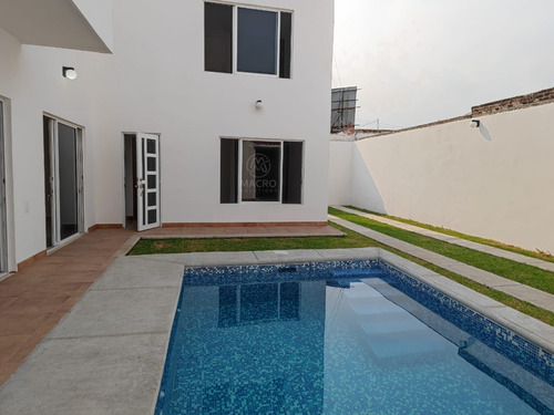 Casa En Venta De 2 Niveles En Col. Empleado Postal Con Alberca Apta A Créditos