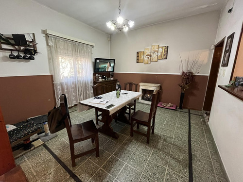 Casa En Reciclado Con Múltiples Ambientes Y Potencial En Ramos Mejía A La Venta