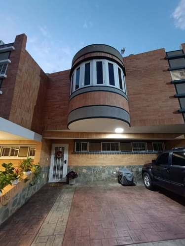 Vendo Comodo Tonw House Con Vigilancia 24/07 Y Planta 100% El Parral 