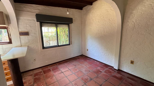 Muy Linda Casa En Terreno Compartido Lateral Al Fondo, Sobre Calle Asfaltada, 2 Dormitorios, 1 Baño, Entrada Lateral Vehicular Y Fondito.