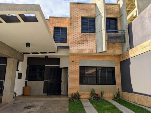 Se Vende Townhouse Los Mangos A Remodelar  Atth-