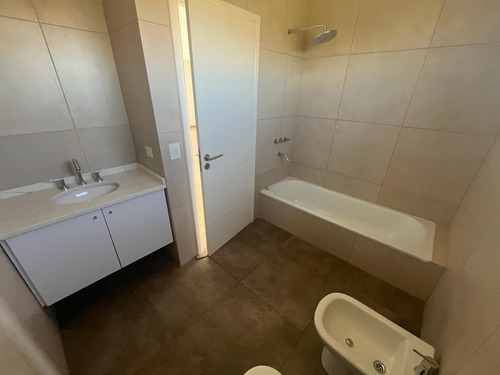 Casa En Barrio Ceibos Puertos Del Lago Lote Interno Escobar 3 Dormitorios Y Escritorio