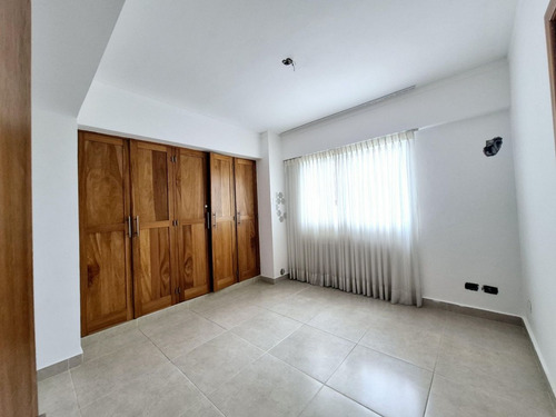 Penthouse En Venta En Evaristo Morales, Santo Domingo, 3 Habitaciones, 2niveles, Terraza Privada