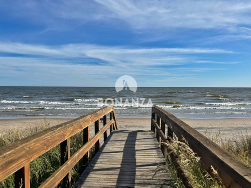 Terreno Arbolado En Venta A Una Cuadra Y Media De La Playa - Bella Vista