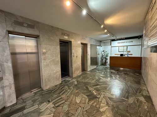Venta Impecable Oficina Con Terraza Y Toilette Propio En Centro