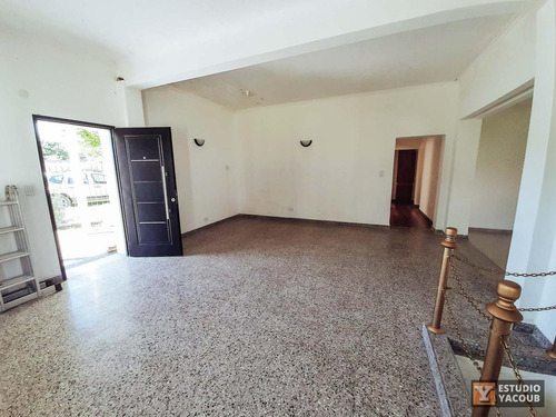 Casa En Esquina De 3 Dormitorios -lote 926 Mts 2 Y 151 Mts 2 Cubiertos - Villa Elisa
