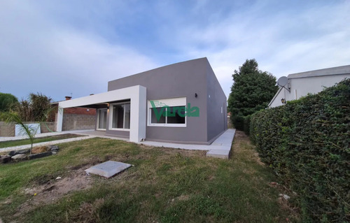 Venta Casa, Villa Argentina, 3 Dormitorios, 2 Baños, Cerca De La Playa.