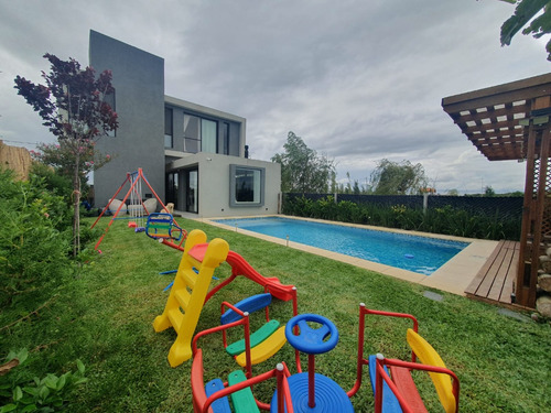 Moderna Casa En Dos Plantas En Barrio Semi Cerrado Canning Ezeiza