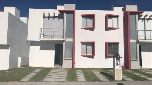 Casa En Venta Con 3 Recamaras, Estacionamiento Para 2 Autos.