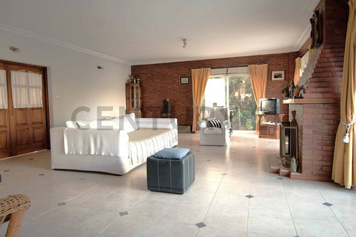 Venta De Casa Con Amarra ´propia Y Salida Al Río En El Barrio Santa María De Tigre, Tigre