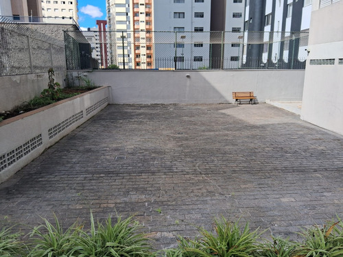 Apto Com Uma Ótima Localização Próximo A Metrô.