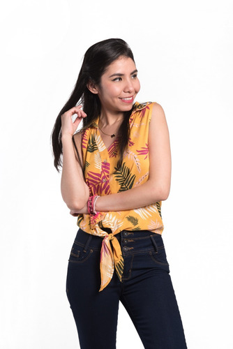 Imagen 3 de 3 de Blusa Estampada Cuello Sport Sin Mangas Amarre En Ruedo