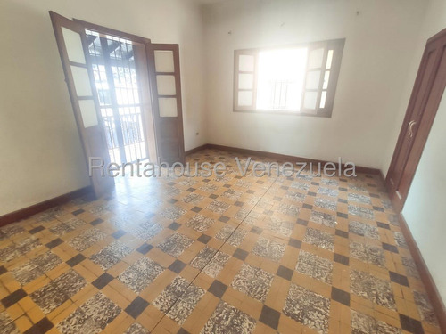 Amplia Casa De 2 Niveles ,para Remodelar A Su Gusto En Venta Ubicada En El Paraíso 25-17760