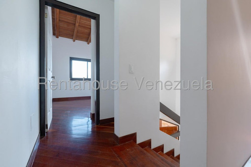 Hermosa Casa De 3 Niveles Que Brinda Tranquilidad Y Confort En Venta Ubicada En El Alto Hatillo 25-8567