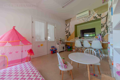 Casa Con 3 Dormitorios, Escritorio Y Playroom En Venta En Santa Barbara