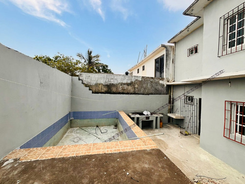 Casa En Venta En Veracruz Con Hab. En P. B. Y Alberca Col. Astilleros